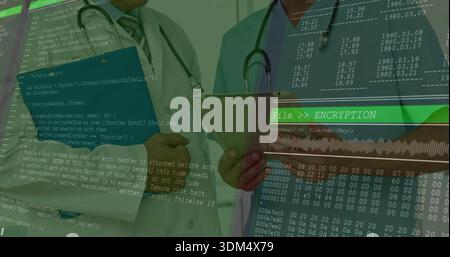 Tablette, Ordner, zwei Ärzte mit weißem Mantel, blaue Schutt, die DATEIVERSCHLÜSSELUNG überprüfen Stockfoto