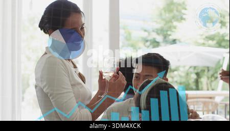 Weinglas in der Hand, Frau in weißer Bluse, die mit den Begleitern im Café spricht, Kartenüberlagerung, Kopierraum Stockfoto