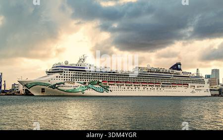 Miami, Florida, USA - 4. November 2024: Schiff fährt aus dem Hafen. Norwegische Jade-Kreuzfahrtschifffahrt. Bootstour im Sommerurlaub. Norwegische Kreuzfahrtlinie Stockfoto