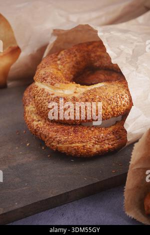 Frisch gebackene Sesambagels auf einem Holzbrett Stockfoto