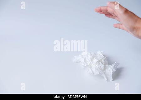 Handwerfen von gebrauchtem Gewebe isoliert auf weißem Hintergrund Stockfoto