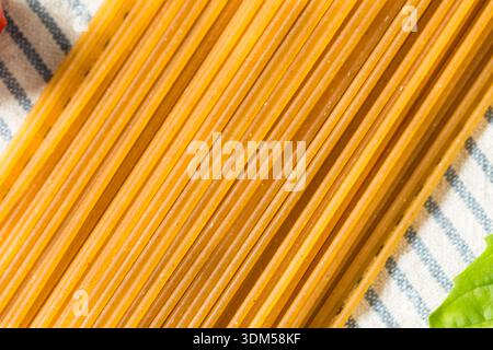 Trockene Bio-Spaghetti-Pasta aus Vollweizen, fertig zum Kochen Stockfoto