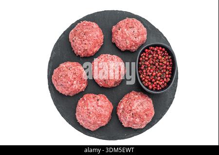 Frischer roher Fleischbällchen Frikadelwith Pfeffer auf schwarzer Steinplatte über hellem Hintergrund ideal zum Kochen, Protein und Lebensmittelzubereitung Themen Stockfoto