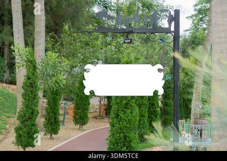 Ein leeres Schild im Freien, das an einem Pfosten an der Seite eines Straßenparks hängt. Kopierbereich. Stockfoto