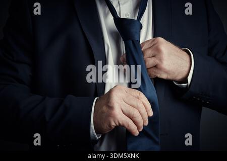 Hände, Stil und Geschäftsmann mit Krawatte im Studio für Firmenanzug mit Outfit für die juristische Karriere. Executive, Mode und männlicher Anwalt mit Anpassung Stockfoto