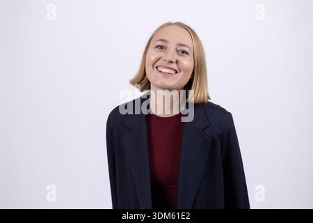 Geschäftsfrau in schwarzem Blazer lächelt in die Kamera Stockfoto