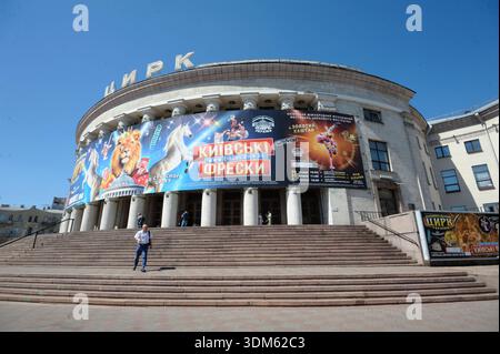 Fassade des Nationalen Zirkus der Ukraine in Kiew mit großen Werbebannern. Juni 2018. Kiew, Ukraine Stockfoto