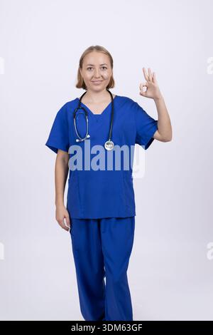 Junge Ärztin in blauer medizinischer Uniform Stockfoto