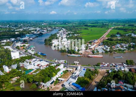 Luftaufnahme der Long Xuyen Brücke und Stadtumgehung im Bau in Long Xuyen City, einer Provinz Giang, Vietnam Stockfoto