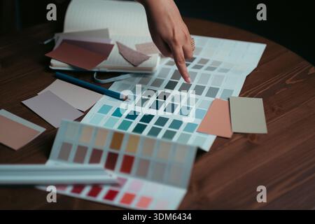 Professioneller Innenarchitekt, der an Wohnrenovierungsprojekten arbeitet Stockfoto