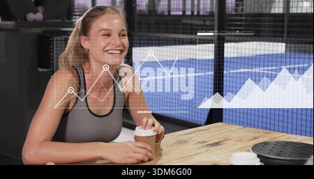 Lächelnde blonde Frau in grauem Tanktop mit Take-away-Becher am blauen Hof, schwarze Scheibe, Datenüberlagerung Stockfoto