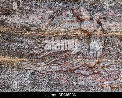 Apsara, eine himmlische weibliche Figur in der buddhistischen und hinduistischen Mythologie, Reliefs, die am Ausgang eines Tunnels geformt wurden, Oriental Buddha Park, Leshan City, Sichua Stockfoto