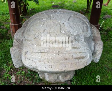 Alte Steinschnitzerei einer gebärenden Frau in Te Lipona in Puamau, Hiva OA, Französisch-Polynesien. Dieses heilige marquesanische Artefakt symbolisiert Fruchtbarkeit und l Stockfoto