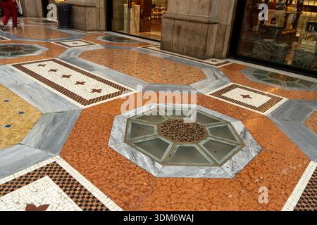 Etage in der Galleria Vittorio Emanuele II. Italien, Mailand - 17. Juli 2025 Stockfoto