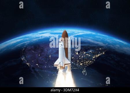 Raketenauftrieb. Ein Space Shuttle startet in den Weltraum und erhebt sich über der Nachtseite des Planeten Erde. Diese Bildelemente wurden von der NASA bereitgestellt. Stockfoto
