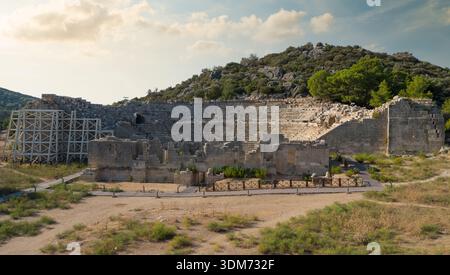 Die Ruinen der antiken Stadt Patara. Blick auf den Vormittag im antiken Theater. Antalya, Türkiye Stockfoto