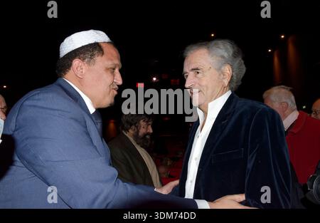 Paris, Frankreich. Januar 2026. Imam Hassen Chalghoumi und Bernard-Henri Levy nehmen am 2. Januar zum 90. Geburtstag von Marek Halter in den Publicis Cinemas Teil Stockfoto