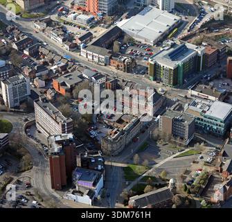 Blick aus der Vogelperspektive auf das Stadtzentrum von Stockport, besonders auf die Gegend um die Lord Street und Wellington Road South, Blick nach Südwesten. Stockfoto