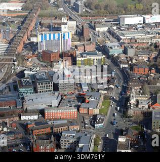 Blick aus der Vogelperspektive auf das Stadtzentrum von Stockport, besonders auf die Gegend entlang der Wellington Road South, Blick nach Süden und einschließlich Millennium House. Stockfoto