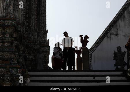 BANGKOK, THAILAND-15. JAN 2026: Gruppe von Touristen, die den thailändischen Tempel erkunden, Flachwinkelblick Stockfoto