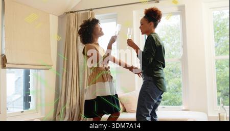 Zwei Frauen in beigefarbenem Kleid und grünem Hemd, Champagnerflöten am Fenstersitz, Flasche Stockfoto