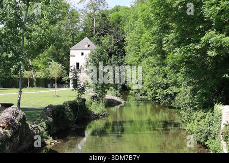 La rivière le Serein dans le Village, Village de Noyers sur Serein, Département de l'Yonne, région Bourgogne, Frankreich Stockfoto