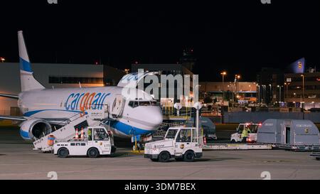 Boeing 737 Frachtflugzeuge werden nachts am Flughafenterminal geladen Stockfoto