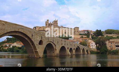 Historische Brücke Pont Vieux und Kathedrale Saint Nazaire über den Fluss Orb in Beziers, Frankreich. Berühmtes mittelalterliches Wahrzeichen in der Region Occitanie im Languedoc. Stockfoto