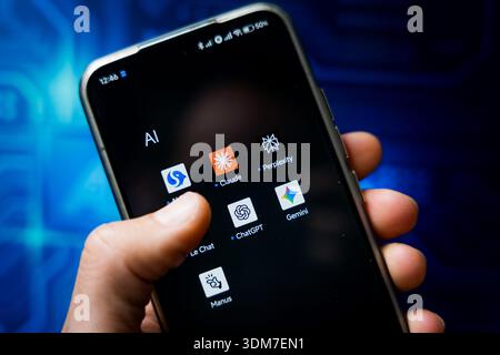 Barcelona, Spanien - 4. februar 2026: In dieser Foto-Illustration werden die Apps verschiedener KI-Chatbots dargestellt, darunter Perplexity, Claude, Chat GPT, Gemini und MIS Stockfoto