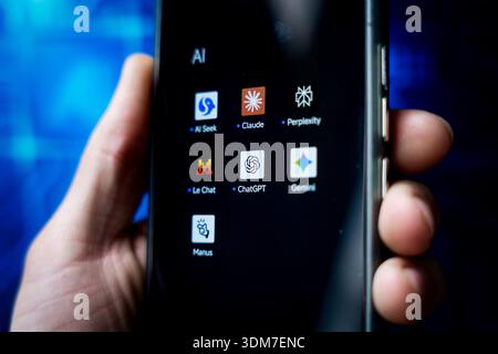 Barcelona, Spanien - 4. februar 2026: In dieser Foto-Illustration werden die Apps verschiedener KI-Chatbots dargestellt, darunter Perplexity, Claude, Chat GPT, Gemini und MIS Stockfoto