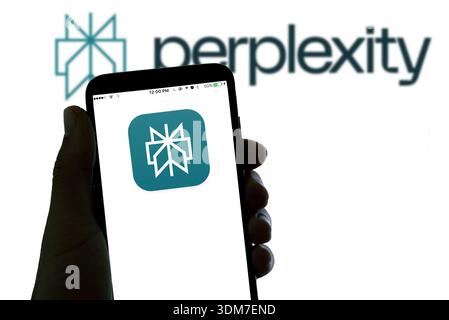 Barcelona, Spanien - 4. februar 2026: In dieser Fotoabbildung ist das Logo des KI-Chatbots Perplexität auf dem Display eines Smartphones zu sehen. Stockfoto