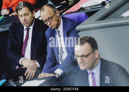 (R-L) Jens Spahn, Vorsitzender der CDU/CSU-Fraktion im Deutschen Bundestag, Friedrich Merz (CDU), Bundeskanzler, und Lars Klingbeil, Bundesfinanzminister, fotografierten während der Debatte über die Regierungserklärung im Deutschen Bun Stockfoto