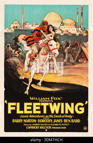Dieses Vintage-Filmplakat aus dem Jahr 1928 für „Fleetwing“ zeigt eine abenteuerliche Szene, in der ein Mann in traditioneller nahöstlicher Kleidung eine Frau zu Pferd rettet. Die Kulisse bietet ein stilisiertes Stadtbild mit Kuppelbauten und Minaretten, typisch für arabische Umgebungen. Die Hauptrollen des Films sind Barry Norton, Dorothy Janis und Ben Bard, dargestellt von William Fox. Stockfoto