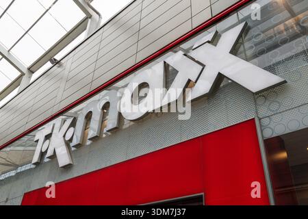 TK Maxx Logo auf einer roten Ladenfront in einem Einkaufszentrum. London, UK, 5. Mai 2024 Stockfoto