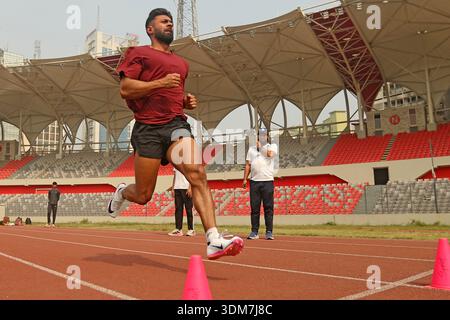 Der ehemalige asiatische Indoor-Sprinter Imranur Rahman trainierte am Montagmorgen im Paltan Outer Stadium und zog die Aufmerksamkeit der jungen Crickete auf sich Stockfoto