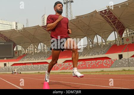 Der ehemalige asiatische Indoor-Sprinter Imranur Rahman trainierte am Montagmorgen im Paltan Outer Stadium und zog die Aufmerksamkeit der jungen Crickete auf sich Stockfoto