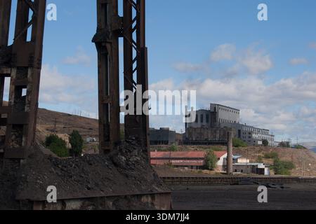 Panoramablick auf ein Kohleförderband neben einer Verarbeitungsanlage im argentinischen Patagonien Stockfoto