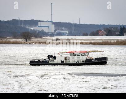 03. Februar 2026, Schleswig-Holstein, Geesthacht: Der Eisbrecher Biber segelt auf der Elbe oberhalb der Elbbrücke vor dem Stauwerk Geesthacht bei der Stadt Rönne (Landkreis Harburg in Niedersachsen). Nach Tagen des Frosts mit Temperaturen um 10 Grad unter Null stapeln sich Eisberge, von denen einige mehrere Meter hoch sind, auf dem Ufer unterhalb der Brücke. Die Eisberge bildeten sich, nachdem die Eisbrecher eingesetzt wurden, um den Fluss zu befreien, damit das Wasser abfließen konnte. Das aufgebrochene Eis landet auf dem Ufer unterhalb der Brücke aufgrund der Strömung und stapelt sich in Berge. Viele Zuschauer Stockfoto
