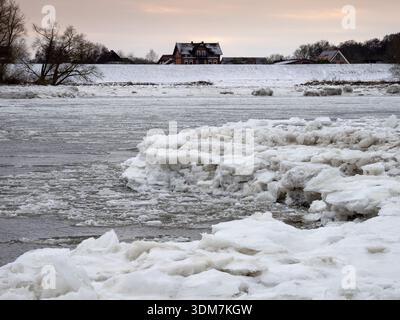 03. Februar 2026, Schleswig-Holstein, Geesthacht: Am Elbufer unterhalb der Elbbrücke hat sich hinter dem Geesthacht-Stauwerk bei der Stadt Rönne (Landkreis Harburg in Niedersachsen) eine Eislandschaft gebildet. Nach Tagen des Frosts mit Temperaturen um 10 Grad unter Null stapeln sich Eisberge an den Ufern, einige von ihnen mehrere Meter hoch. Die Eisberge bildeten sich, nachdem Eisbrecher eingesetzt wurden, um den Fluss oberhalb der Brücke zu räumen, sodass das Wasser abfließen konnte. Das aufgebrochene Eis landet auf dem Ufer unterhalb der Brücke aufgrund der Strömung und stapelt sich in Berge. Viele Besucher besuchen Stockfoto