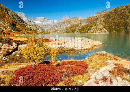 Lac d'Emosson im Herbst in den Walliser Bergen, Schweiz Stockfoto