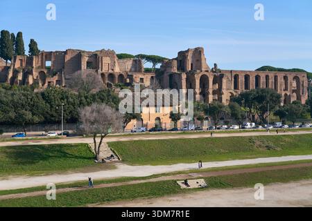 Blick auf den Palatin-Hügel vom Circo Massimo (Circus Maximus), dem antiken römischen Wagenrennen-Stadion in Rom, Italien Stockfoto