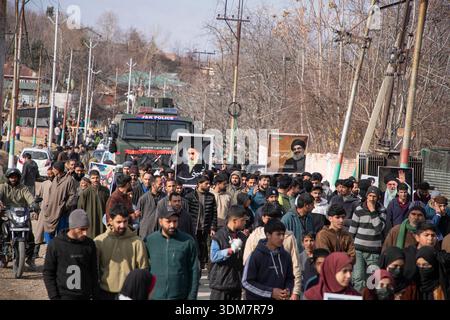 Budgam, Jammu Und Kaschmir, Indien. Februar 2026. Schiitische Muslime nehmen an einer Sha'baniya-Kundgebung teil, die den Geburtstag von Imam al-Mahdi (AJ) in Budgam feiert. Die Studenten marschierten, um den erwarteten Imam zu ehren, von dem zwölf schiitische Muslime glauben, dass er wieder auftauchen wird, um Frieden und Gerechtigkeit zu schaffen. Die Kundgebung brachte auch Unterstützung für den Obersten Führer des Iran, Ayatollah Sayyid Ali Khamenei, zum Ausdruck, nachdem die Drohungen des ehemaligen US-Präsidenten Donald Trump gemeldet worden waren. Quelle: ZUMA Press, Inc./Alamy Live News Stockfoto