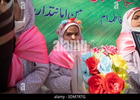 Budgam, Jammu Und Kaschmir, Indien. Februar 2026. Schiitische muslimische Mädchen nehmen an einer Sha'baniya-Kundgebung teil, die den Geburtstag von Imam al-Mahdi (AJ) in Budgam feiert. Die Studenten marschierten, um den erwarteten Imam zu ehren, von dem zwölf schiitische Muslime glauben, dass er wieder auftauchen wird, um Frieden und Gerechtigkeit zu schaffen. Die Kundgebung brachte auch Unterstützung für den Obersten Führer des Iran, Ayatollah Sayyid Ali Khamenei, zum Ausdruck, nachdem die Drohungen des ehemaligen US-Präsidenten Donald Trump gemeldet worden waren. Quelle: ZUMA Press, Inc./Alamy Live News Stockfoto