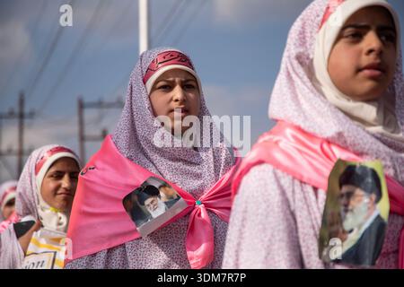 Budgam, Jammu Und Kaschmir, Indien. Februar 2026. Schiitische muslimische Mädchen nehmen an einer Sha'baniya-Kundgebung teil, die den Geburtstag von Imam al-Mahdi (AJ) in Budgam feiert. Die Studenten marschierten, um den erwarteten Imam zu ehren, von dem zwölf schiitische Muslime glauben, dass er wieder auftauchen wird, um Frieden und Gerechtigkeit zu schaffen. Die Kundgebung brachte auch Unterstützung für den Obersten Führer des Iran, Ayatollah Sayyid Ali Khamenei, zum Ausdruck, nachdem die Drohungen des ehemaligen US-Präsidenten Donald Trump gemeldet worden waren. Quelle: ZUMA Press, Inc./Alamy Live News Stockfoto