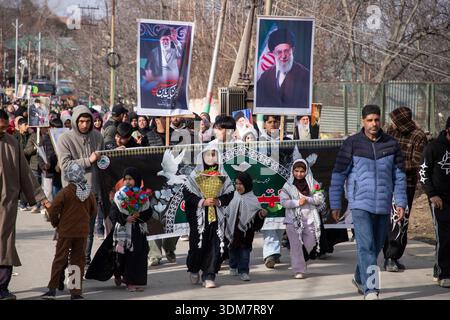 Budgam, Jammu Und Kaschmir, Indien. Februar 2026. Schiitische Muslime nehmen an einer Sha'baniya-Kundgebung teil, die den Geburtstag von Imam al-Mahdi (AJ) in Budgam feiert. Die Studenten marschierten, um den erwarteten Imam zu ehren, von dem zwölf schiitische Muslime glauben, dass er wieder auftauchen wird, um Frieden und Gerechtigkeit zu schaffen. Die Kundgebung brachte auch Unterstützung für den Obersten Führer des Iran, Ayatollah Sayyid Ali Khamenei, zum Ausdruck, nachdem die Drohungen des ehemaligen US-Präsidenten Donald Trump gemeldet worden waren. Quelle: ZUMA Press, Inc./Alamy Live News Stockfoto
