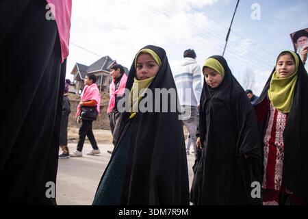 Budgam, Jammu Und Kaschmir, Indien. Februar 2026. Schiitische muslimische Mädchen nehmen an einer Sha'baniya-Kundgebung teil, die den Geburtstag von Imam al-Mahdi (AJ) in Budgam feiert. Die Studenten marschierten, um den erwarteten Imam zu ehren, von dem zwölf schiitische Muslime glauben, dass er wieder auftauchen wird, um Frieden und Gerechtigkeit zu schaffen. Die Kundgebung brachte auch Unterstützung für den Obersten Führer des Iran, Ayatollah Sayyid Ali Khamenei, zum Ausdruck, nachdem die Drohungen des ehemaligen US-Präsidenten Donald Trump gemeldet worden waren. Quelle: ZUMA Press, Inc./Alamy Live News Stockfoto
