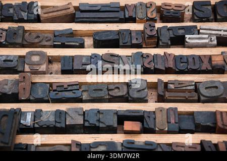 Alte, rostige englische Buchdruck- und Zahlendruckblöcke auf dem Flohmarkt in Paris, Frankreich. Vintage-Hintergrund. Stockfoto
