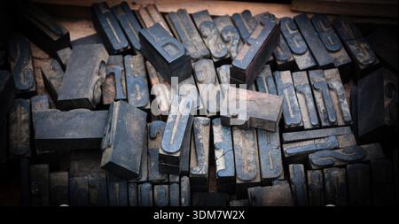 Alte, rostige englische Buchdruck- und Zahlendruckblöcke auf dem Flohmarkt in Paris, Frankreich. Vintage-Hintergrund. Stockfoto