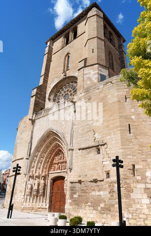 Die gotische Fassade der St. Stephan Kirche (Iglesia de San Esteban mit ihrem Bogen im Mudéjar-Stil. Die Kirche wurde zwischen dem XIII. Und dem XIV. Jahrhundert erbaut Stockfoto