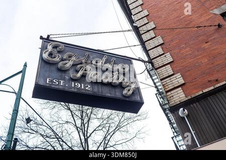 Neonschild Egidio Konditorei im Caffe Egidio an der Arthur Avenue in der Bronx, New York City, historische italienische Konditorei Stockfoto